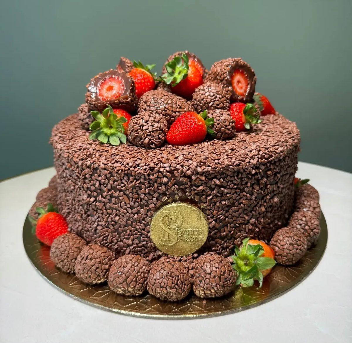 Bolo trufado com morangos e brigadeiro