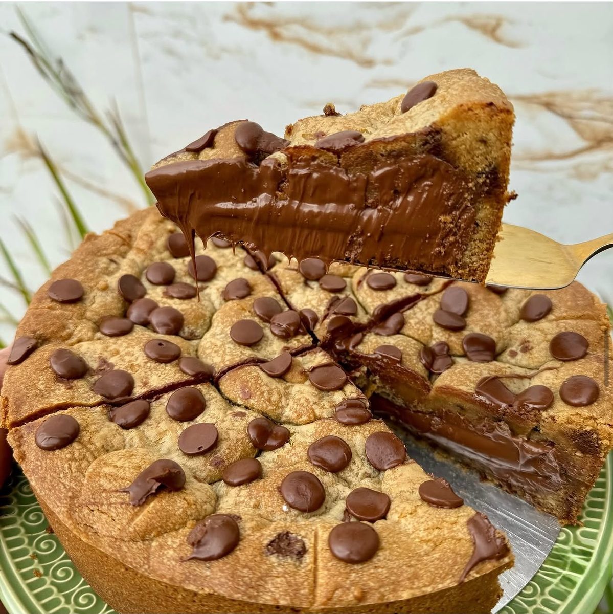 Bolo Vulcão Dois Amores com chocolate derretido