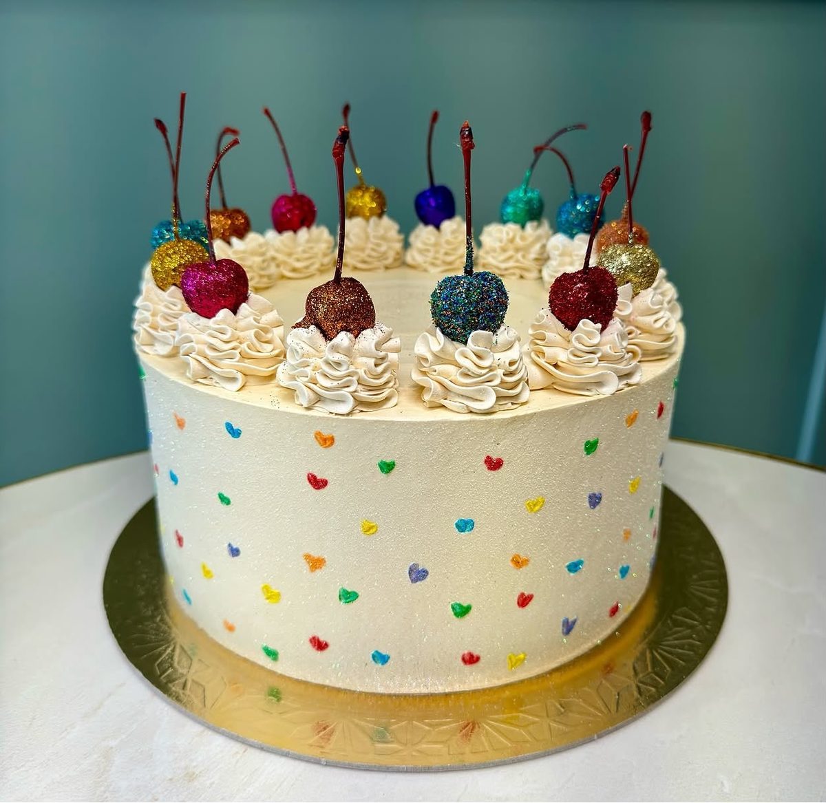 Bolo decorado com cerejas glitter