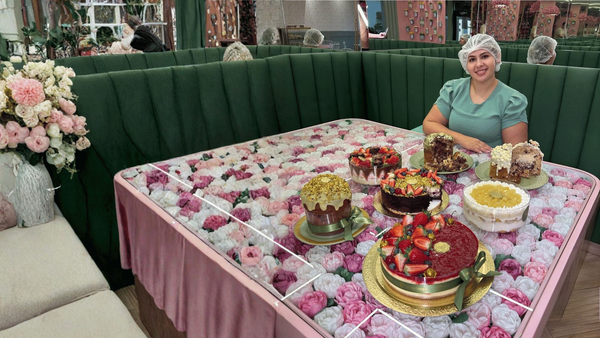 Patrícia Stoppa entre os bolos artesanais da doceria